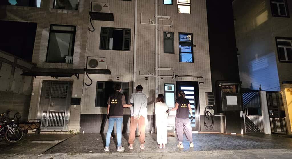 警八鄉村屋搗依托咪酯工場，檢14.5萬元貨拘2男女。(警方圖片)