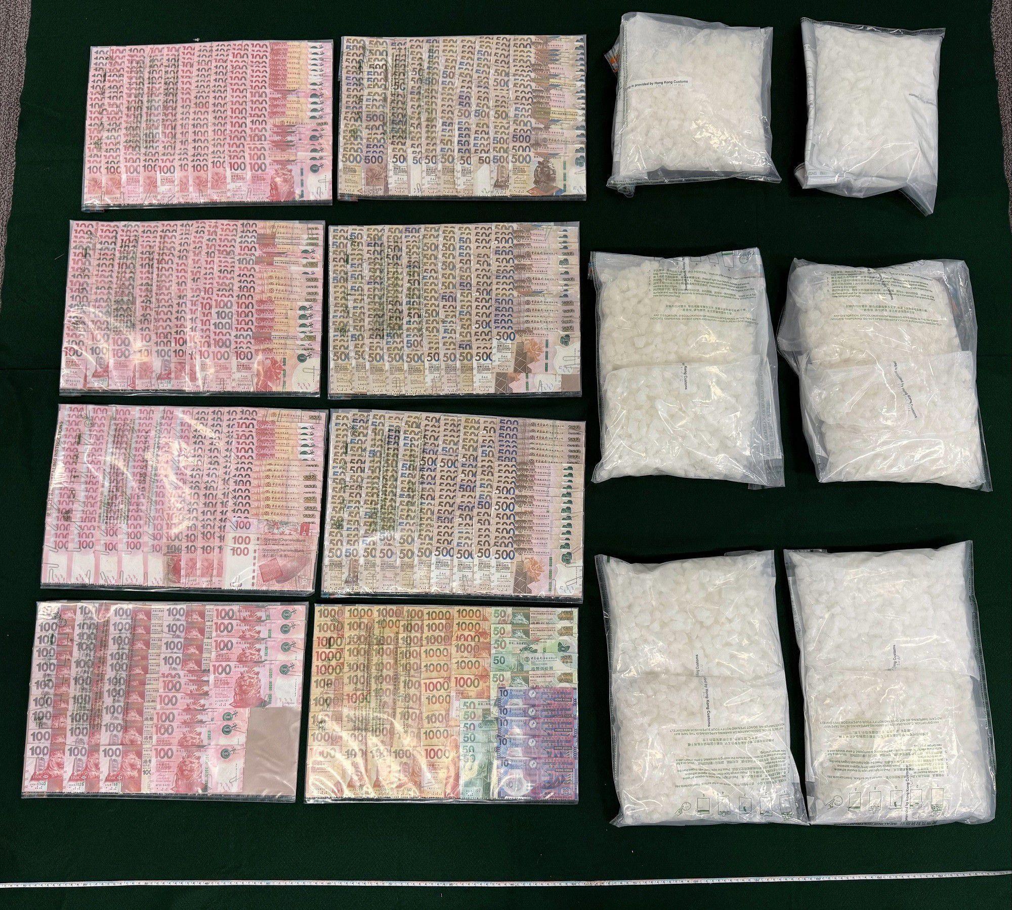 檢獲的懷疑氯胺酮和在二十一歲被捕男子的私家車上檢獲的港幣現金。(政府新聞處)