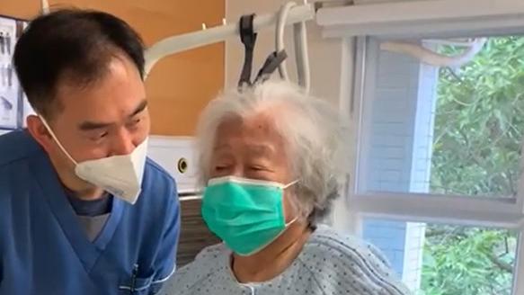 經過院舍職員悉心照顧及專業訓練治療，許婆婆情況明顯改善，能再次起身和走路。