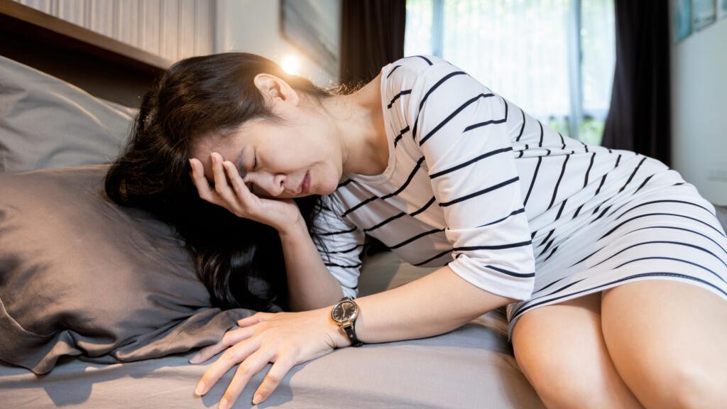 高風險產婦，建議穿著包覆至膝蓋以上之醫療級彈性壓力襪，或使用機械式裝置減少下肢血液滯留，以減少產後肺栓塞發生的可能。