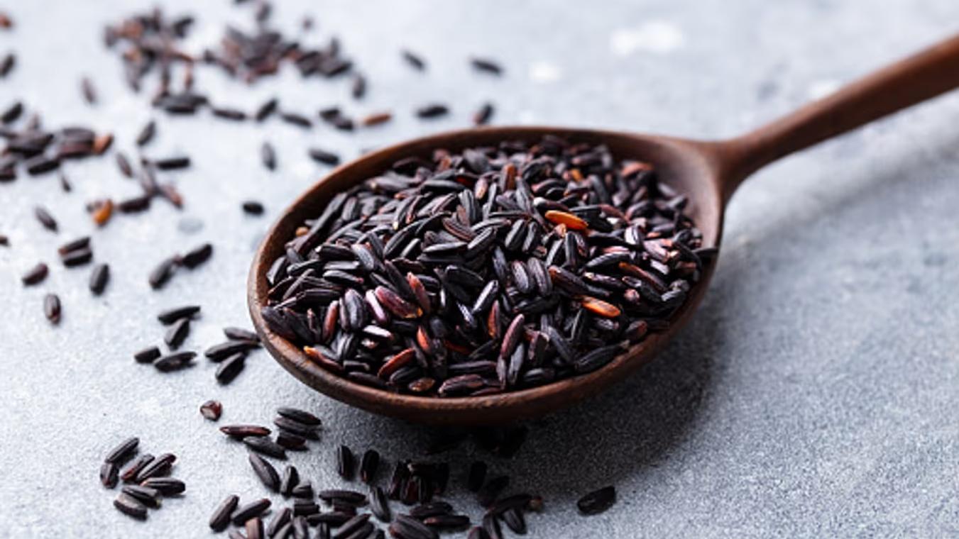 黑米不僅能提供持續穩定的能量，還具備抗氧化保護作用，屬於值得納入日常飲食的慢澱粉選擇。相較於快澱粉，黑米能延緩血糖上升並維持飽足感，對代謝健康與體重管理都有助益。