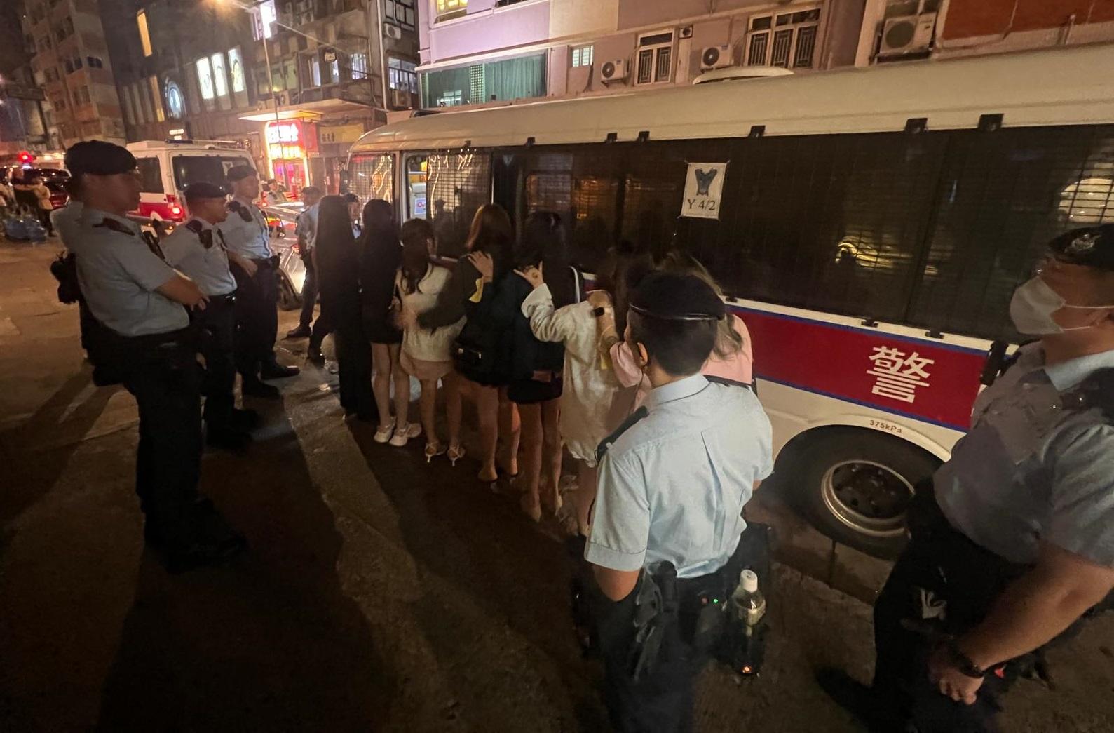 跨部門尖沙咀放蛇反黑工，樓上吧拘35人。(警方圖片)