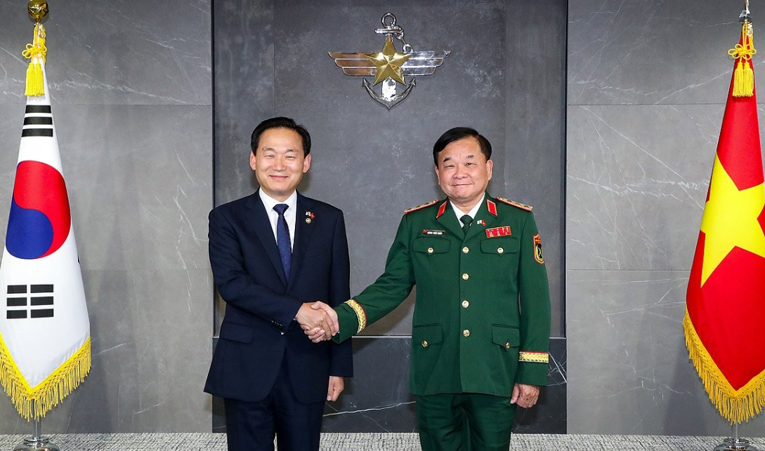 越南國防部副部長黃春戰(右)9月訪問南韓期間，涉嫌性騷擾韓方國防部一名女公務員，南韓國防部已召見越南駐韓武官提出強烈抗議。(資料圖片)