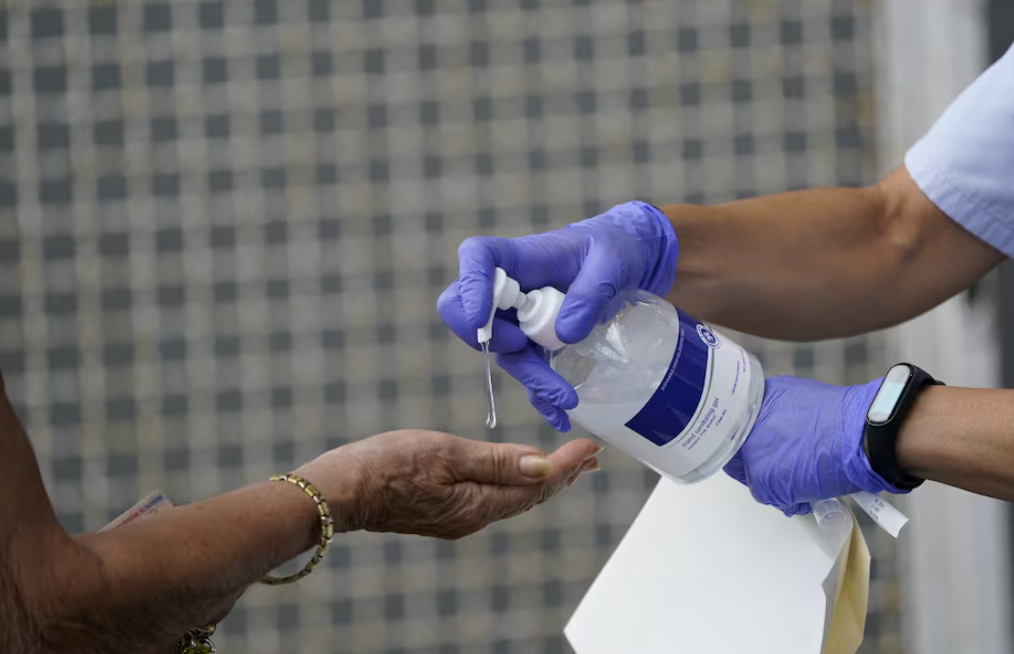 英國《金融時報》周二（10月21日）報道，歐盟正考慮將酒精消毒搓手液中的活性成分乙醇（ethanol），列為會增加癌症風險的危險物質。(路透社)