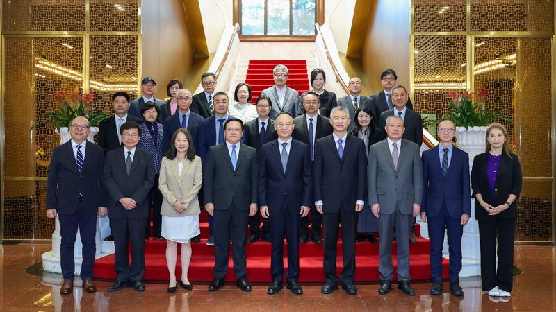 港澳辦副主任農融晤香港傳媒參訪團。(港澳辦圖片)