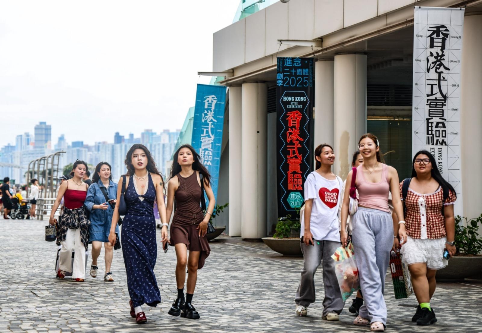 旅發局公布，9月份訪港旅客人次接近330萬，按年增長8%。（中通社）