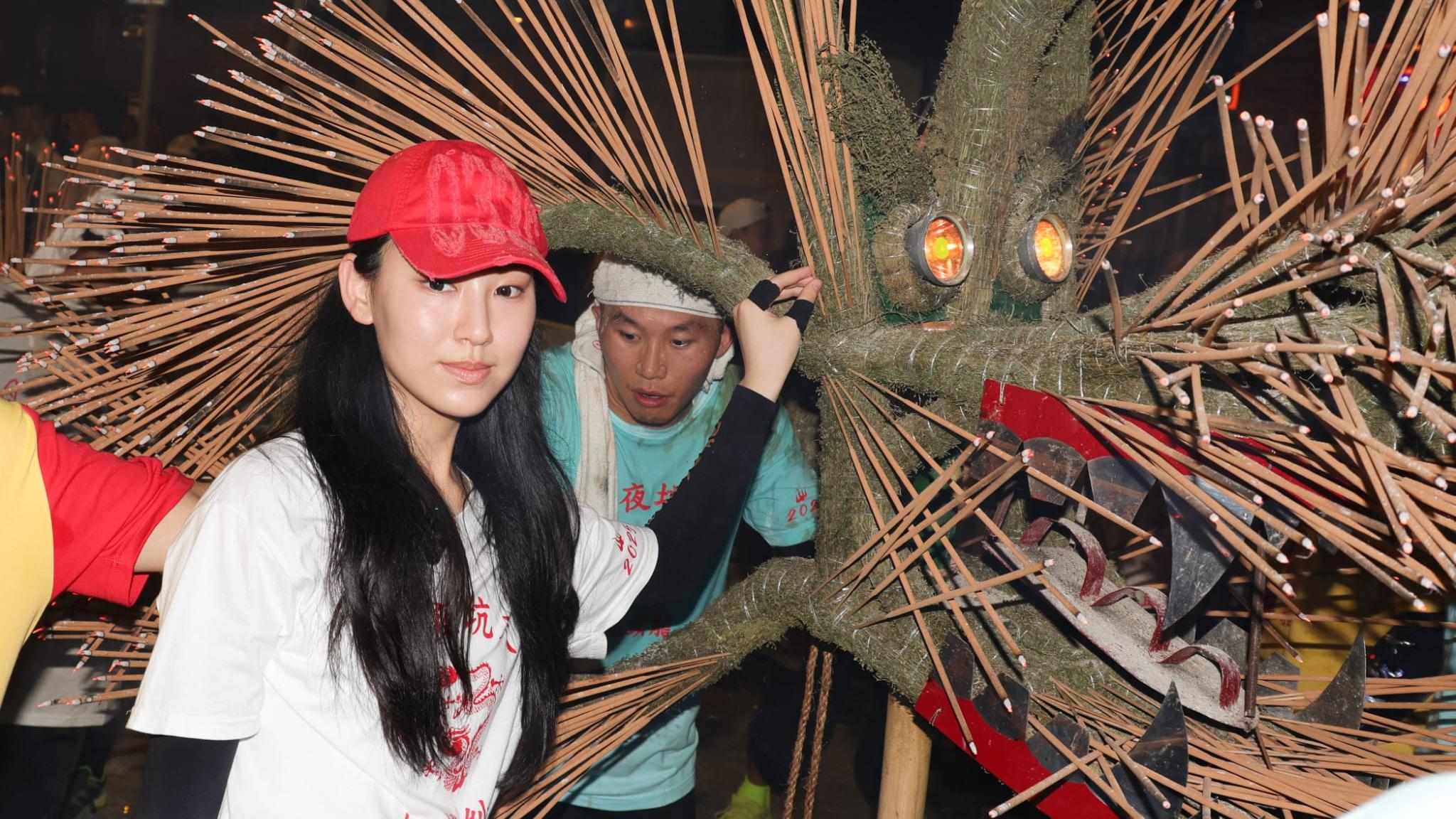 大坑舞火龍｜炎明熹舞龍珠率領眾人嗌口號 陸浩明做司儀點樣形容Gigi？