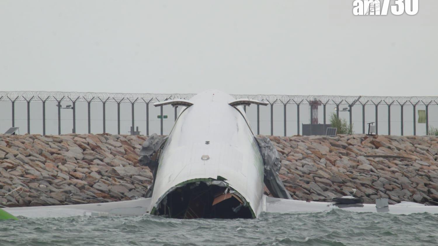 杜拜抵港貨機衝出跑道半機身墮海，地勤車被撞落海，兩男救起不治。(鍾式明攝)