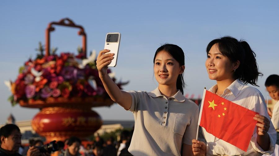 天安門廣場國慶升旗儀式 逾12萬人觀看