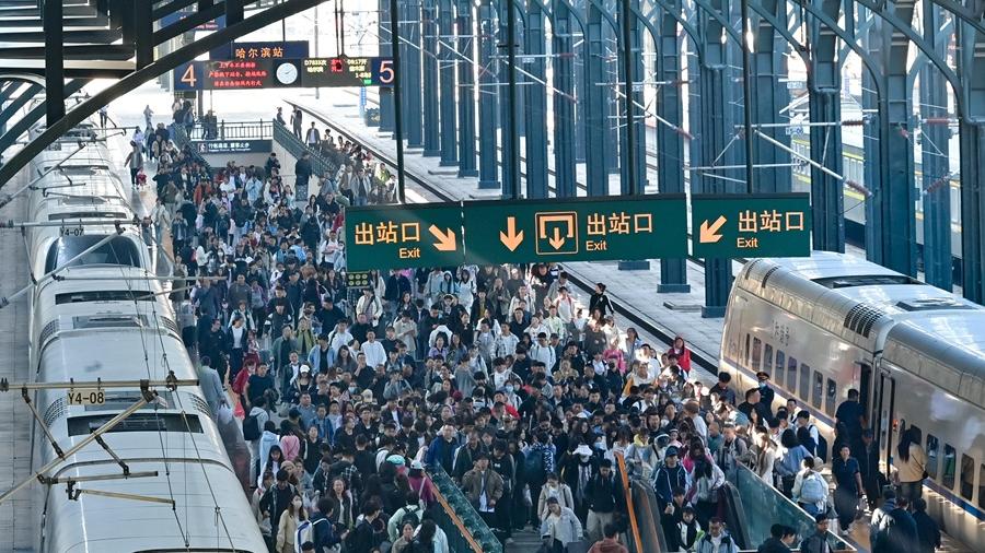 國慶與中秋8天連假 內地出遊高峰高速公路車龍如「鴛鴦鍋」