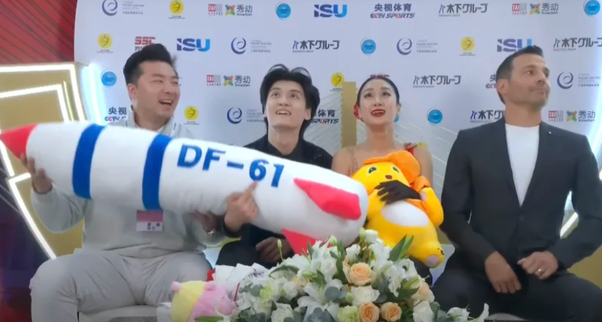 中國盃花樣滑冰大獎賽冰舞賽上周六（25日）於重慶舉行，賽後中國組合任俊霏、邢珈寧在等候分區成績期間，一度拿起觀眾拋入場內、標有「DF-61」字樣的東風61型導彈造型毛絨公仔，並做出模擬飛行動作(影片截圖)