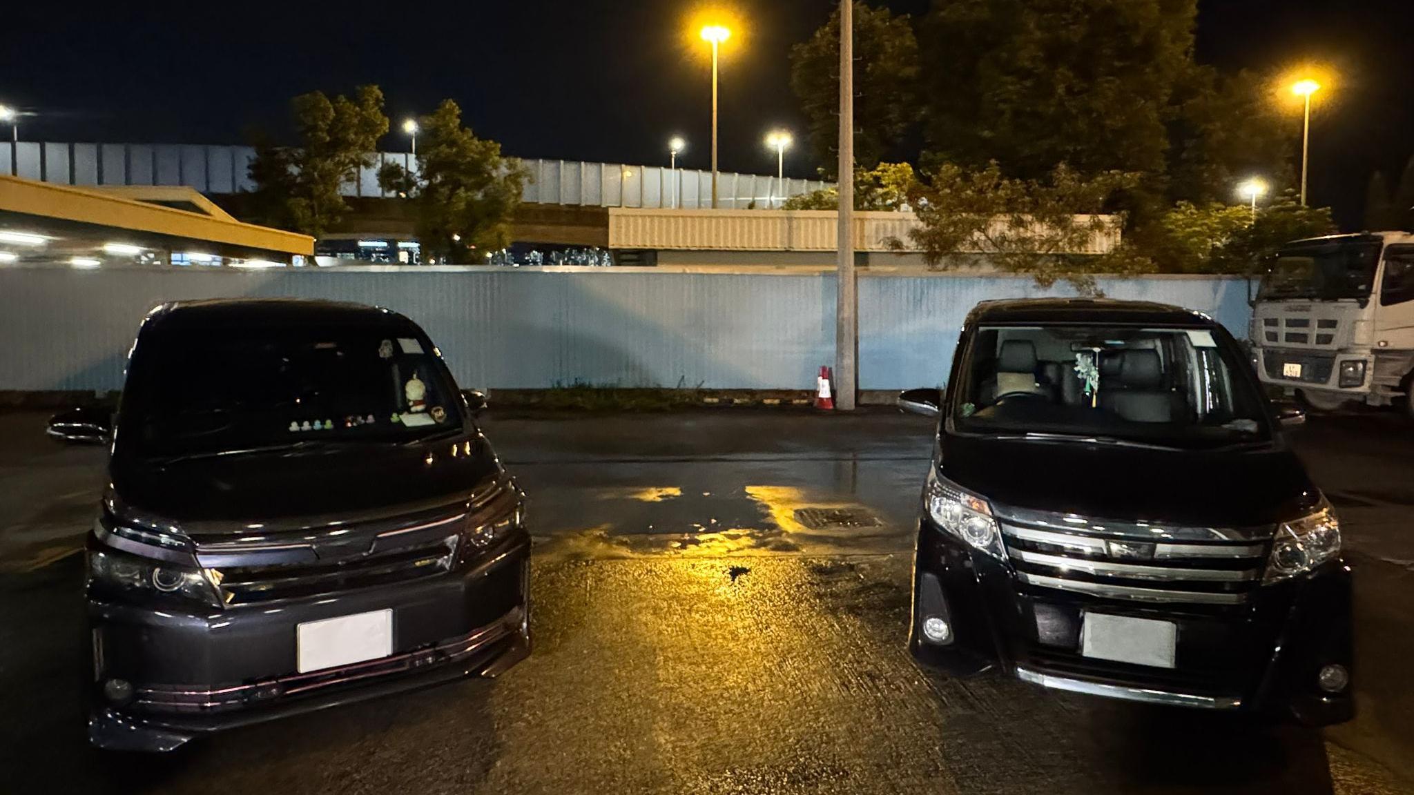 警方扣留2輛私家車。