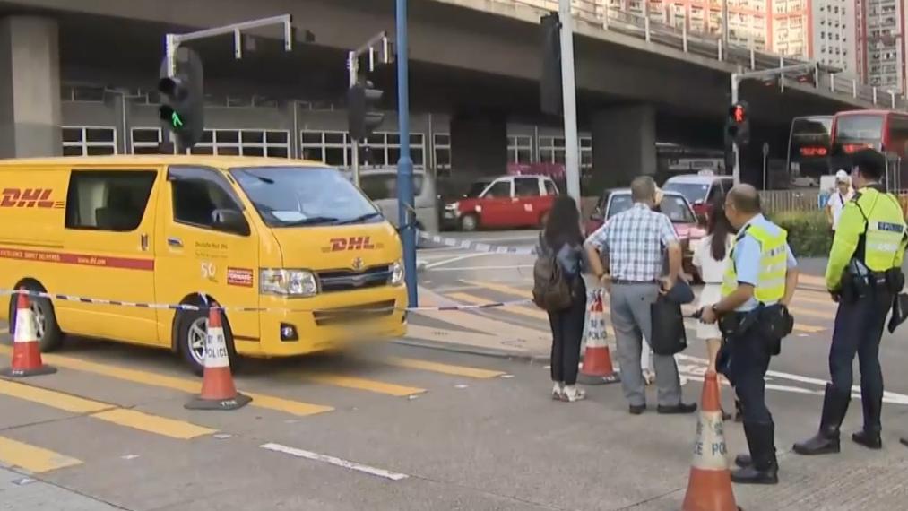 一名女子在觀塘過馬路遭客貨車撞倒，傷重不治。（有線電視新聞截圖）
