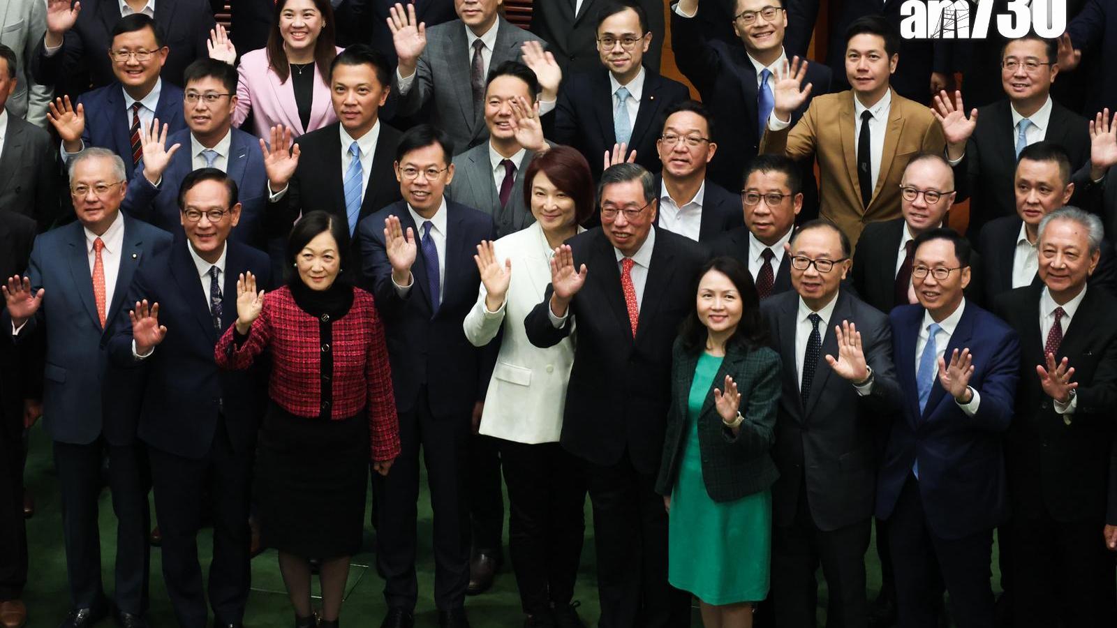  立法會本屆會期最後一次會議結束，議員在會議廳拍攝合照。(周令知攝)