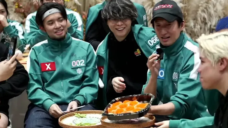 「試當真」舉行謝票直播時，洪天明突然請大家吃「花之戀」壽司。（YouTube@試當真Trial & Error截圖）