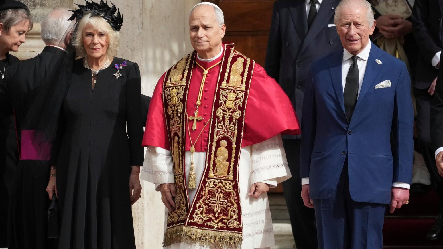 教宗良十四世與英王查理斯三世在西斯汀教堂公開禱告。（圖／美聯社）