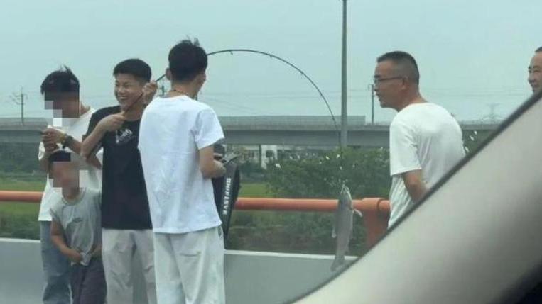 十一國慶｜男子釣到大魚 公路打羽毛球 塞車自娛各施各法