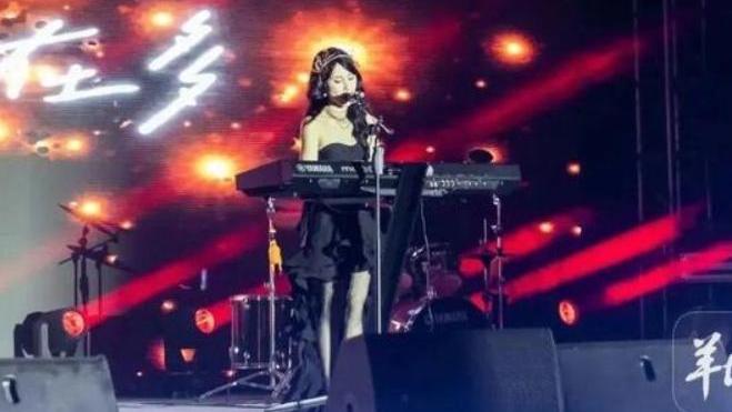 女教師段江旻晚會飆高音爆紅 網民讚︰被老師耽誤的歌手