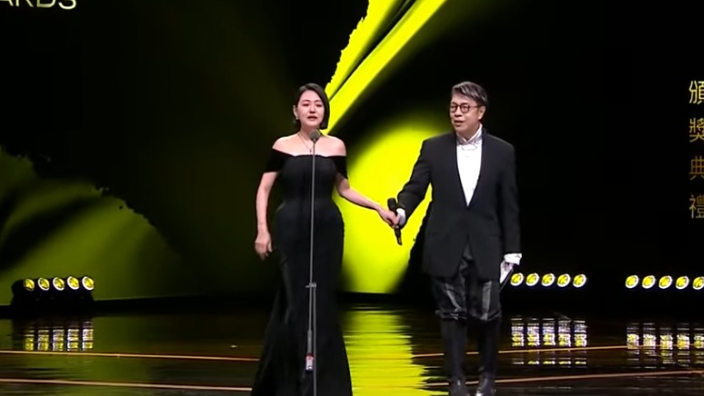 金鐘獎2025｜小S得獎哽咽謝大S 《小姐不熙娣》奪綜藝節目主持人獎