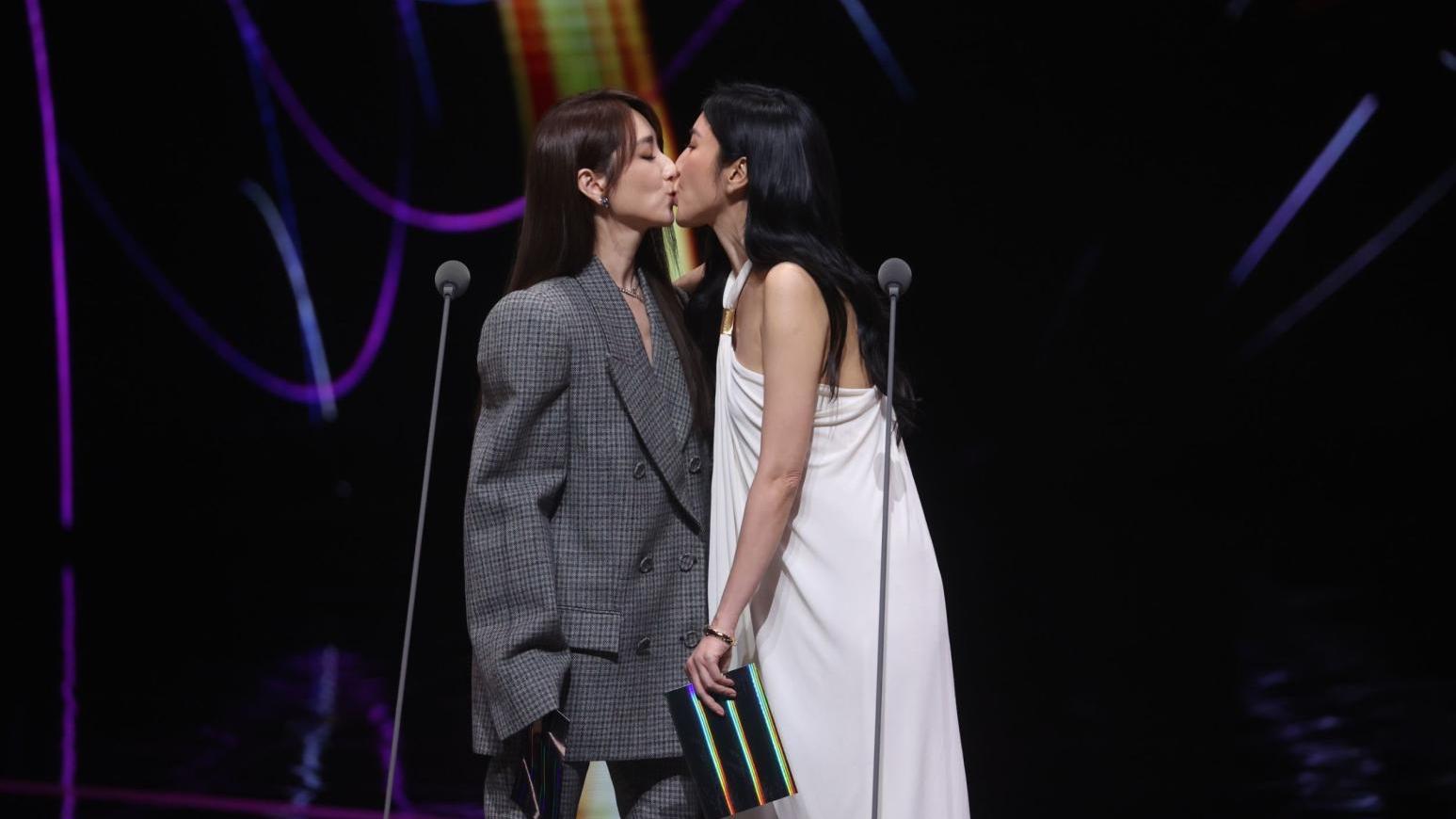 金鐘獎2025｜死敵同台 柯佳嬿親吻楊謹華震驚全場