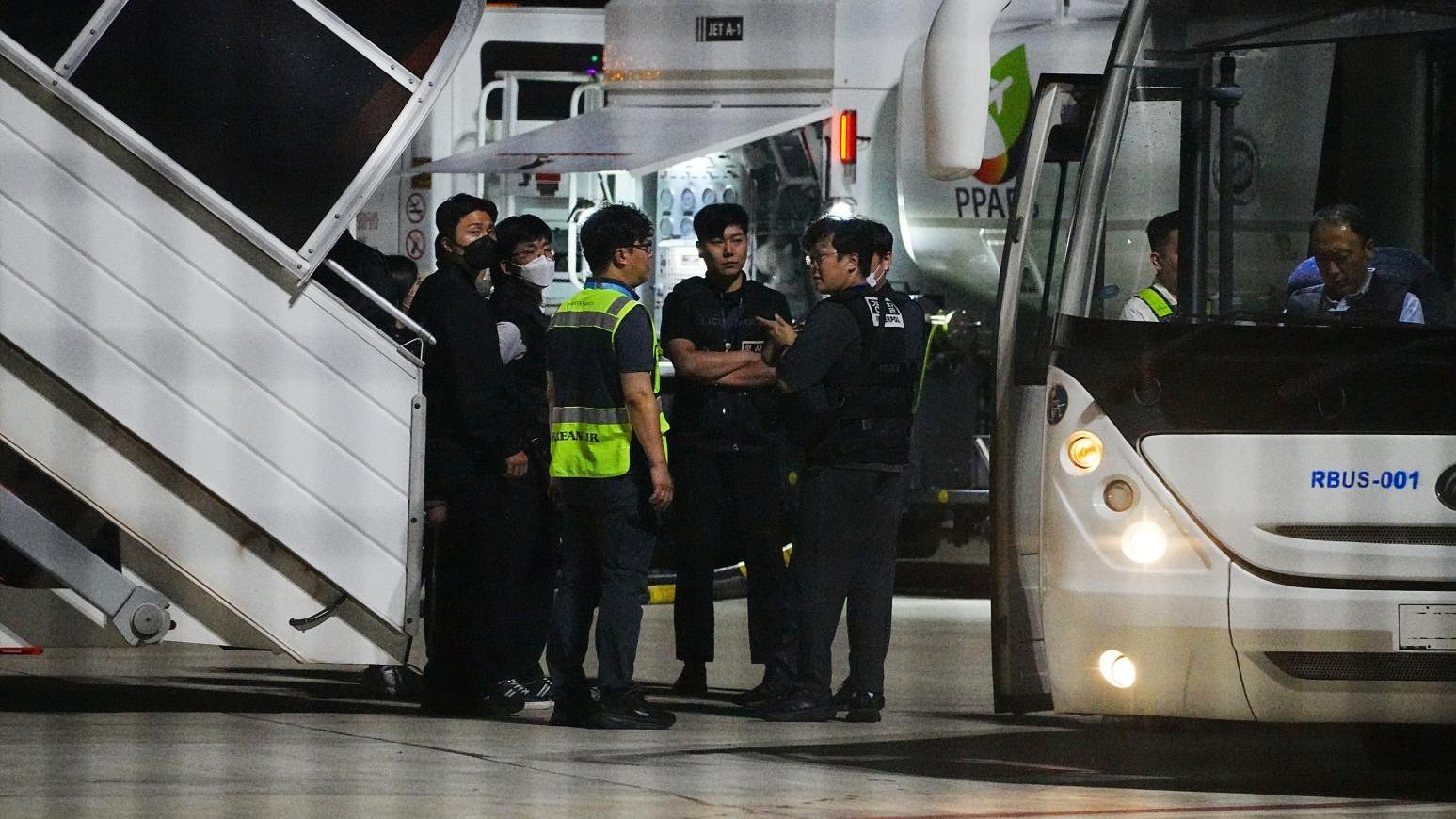 大韓航空10月17日派機到柬埔寨押回一批涉及詐騙的南韓人。（美聯社）