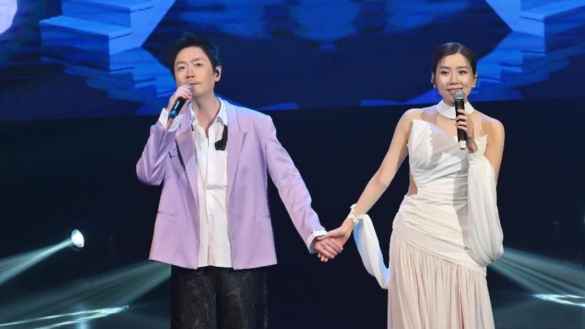 黃智雯孖李思捷溫哥華開騷賣力跳唱 喜見黃淑儀捧場開心送抱