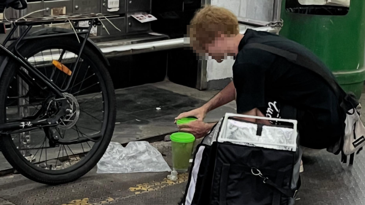 網民直擊外賣員還原倒瀉飲品(Threads圖片)