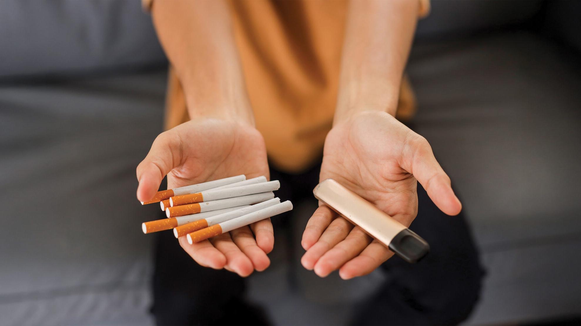 專家表示，部分電子煙油含有糖分或甜味劑，使用後可能會在牙齒上形成一層含糖的黏性薄膜，促進細菌生長，此外電子煙使用者常見的口乾症狀，可能也是導致蛀牙的原因。