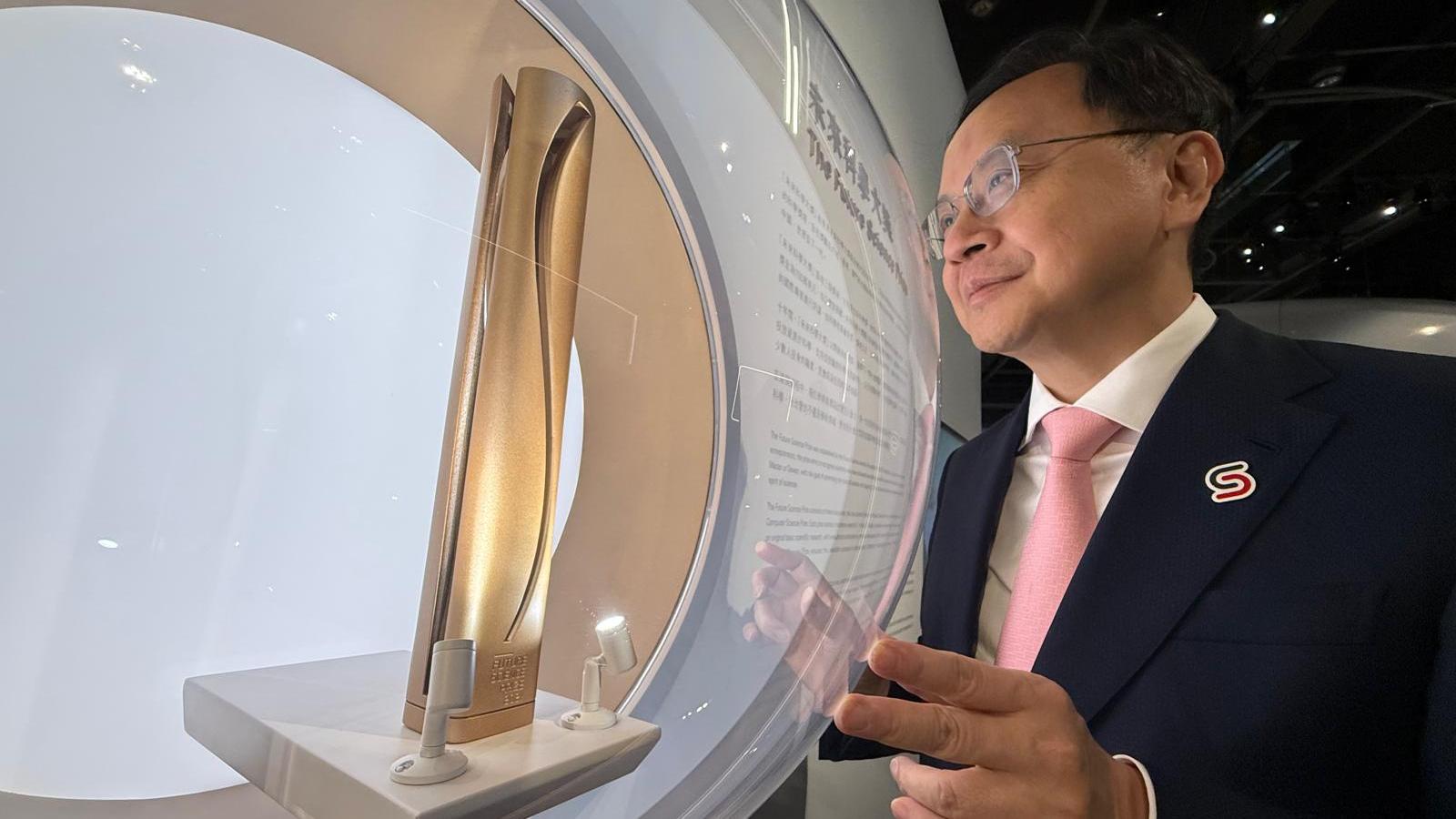 香港科學院院長盧煜明今天與科學館館長（拓展）徐志文帶領傳媒導賞，介紹今年七位獲獎者的研究