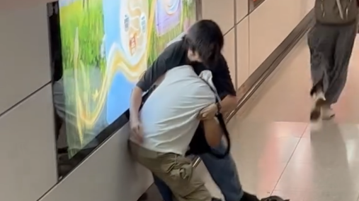 港鐵MMA兩男摔角式出動頭槌(Threads影片截圖)