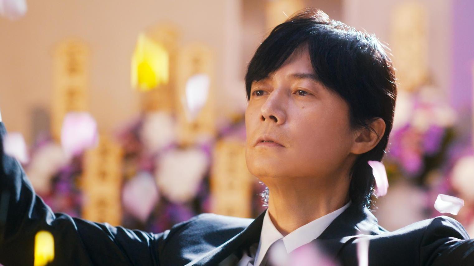 福山雅治在《迷宮裏的魔術師》中飾演暗黑天才魔術師「神尾武史」。