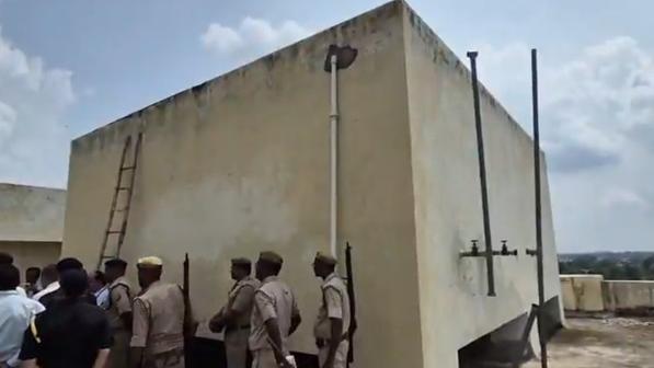 大批警員到發現腐屍的水塔調查。(互聯網)