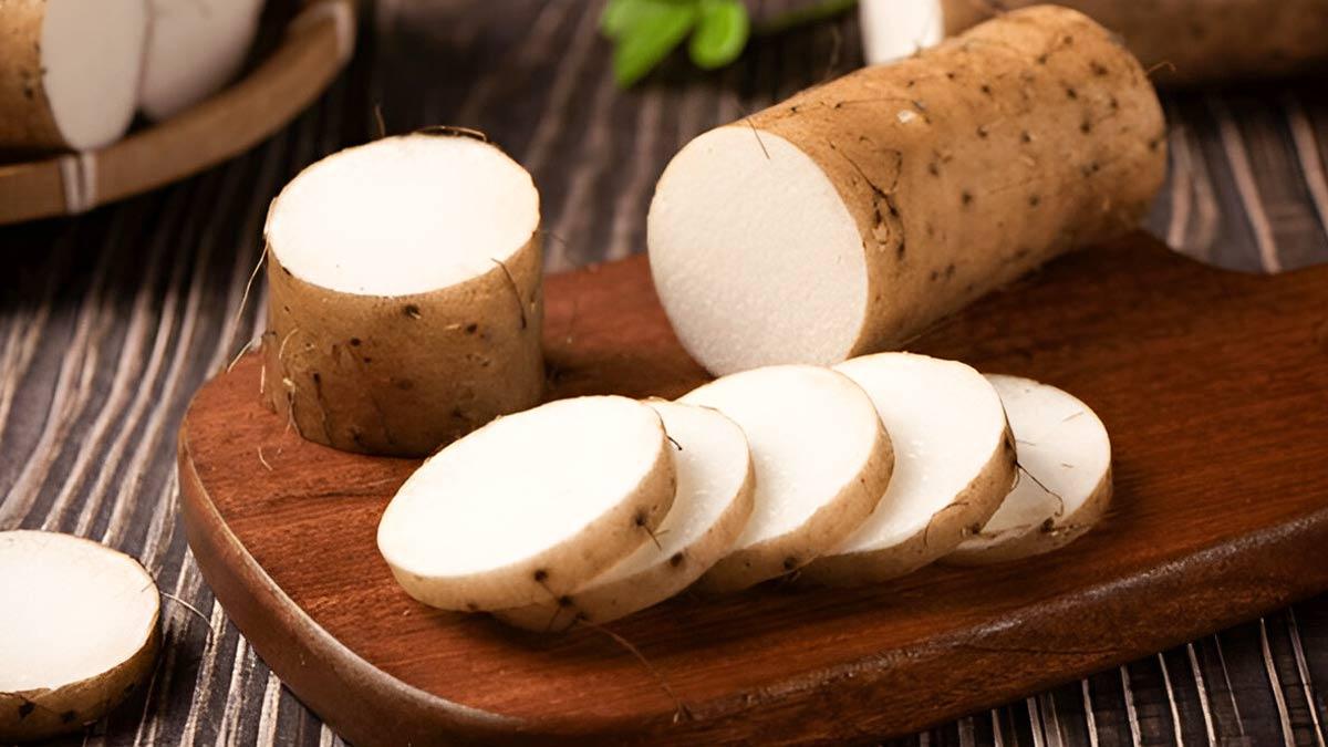 山藥的營養亮點之一是富含「黏液蛋白」。這種天然物質可在腸胃黏膜上形成保護層，減少外來食物或胃酸對腸壁的刺激。對於經常有胃酸逆流、胃脹氣或腸胃不適的人，適量攝取山藥能緩解不適並促進消化。