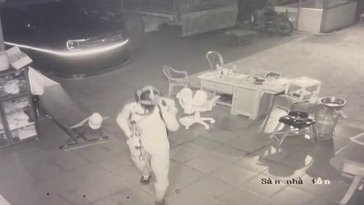 閉路電視拍到疑兇持槍闖入民宅。(互聯網)