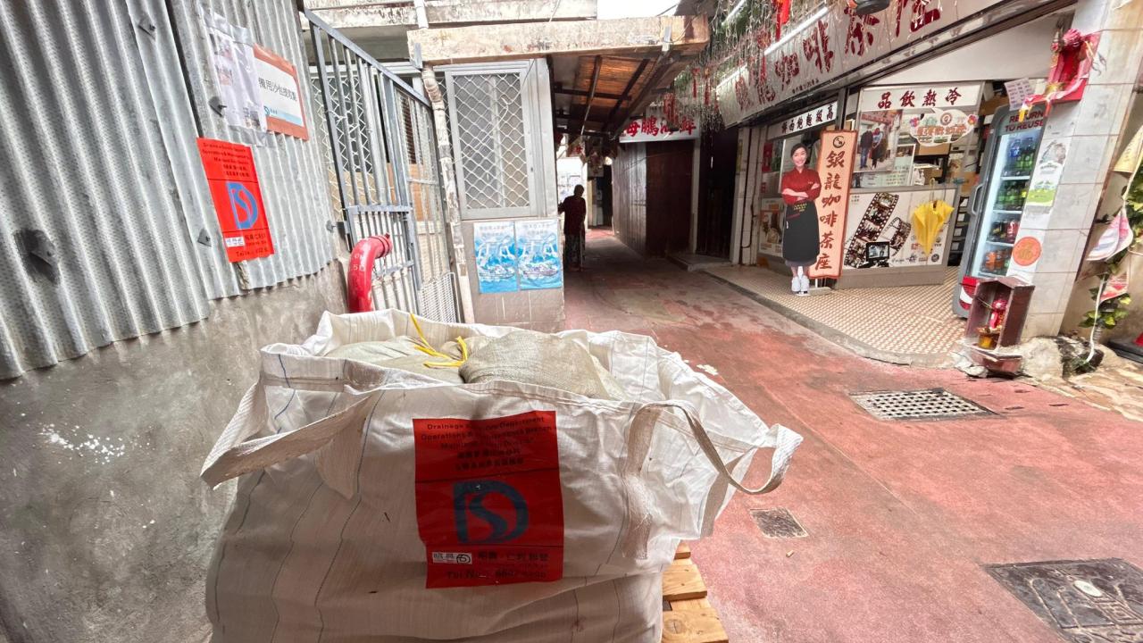 渠務署在鯉魚門放置沙包供市民有需要時取用。（渠務署社交專頁）