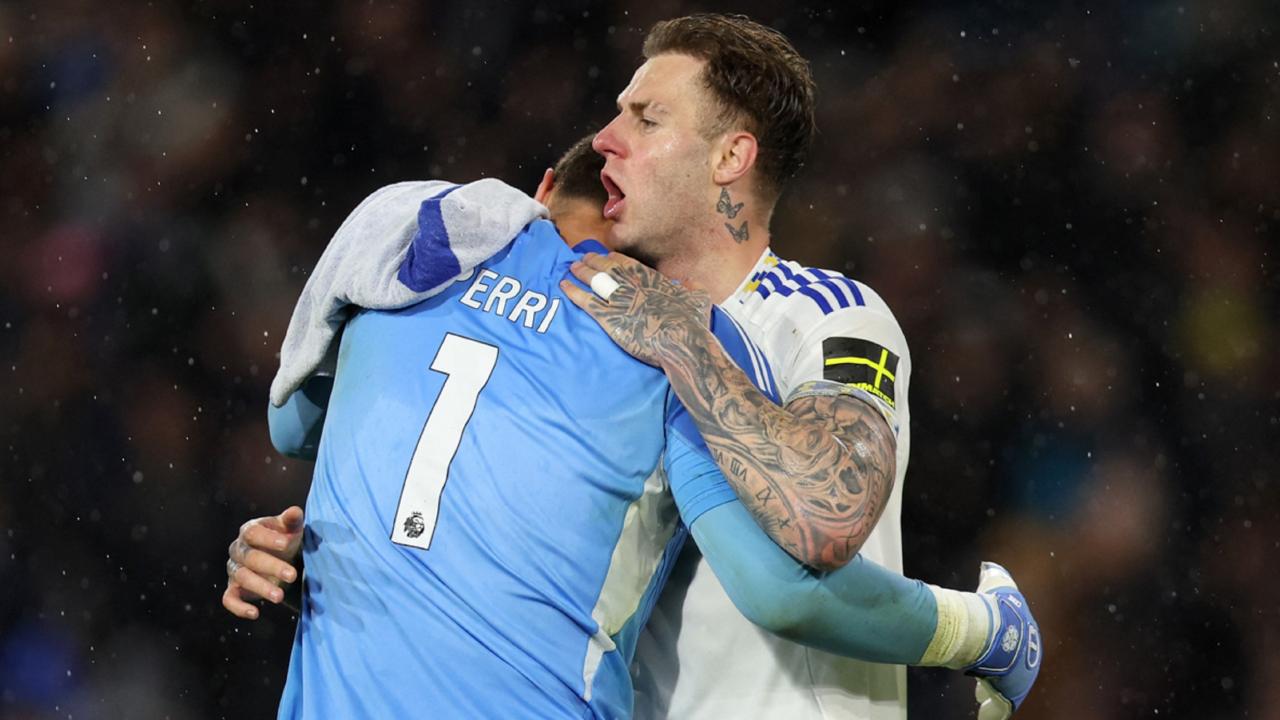 比賽過後，在今場建功的祖洛頓（右）與隊友相擁慶祝。（路透社）