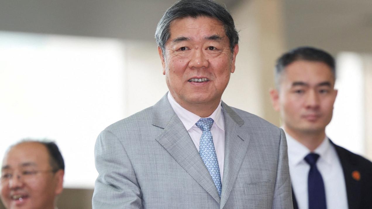 何立峰昨日率團抵達馬來西亞。（路透社）