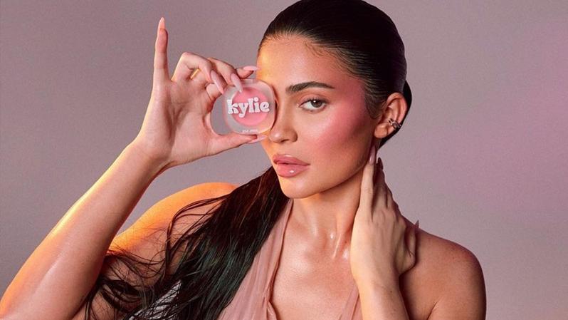 添麥菲查洛美女友Kylie Jenner出歌宣傳自家美妝