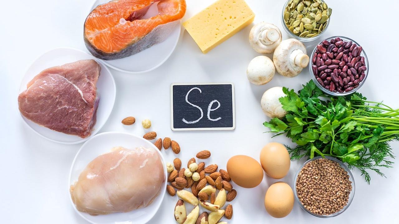 硒雖屬微量元素，卻在維持甲狀腺功能、免疫平衡、抗氧化防禦與生殖健康上扮演不可取代的角色。現代人因飲食精緻化、胃腸吸收不良或減重手術等因素，容易出現輕微缺乏。