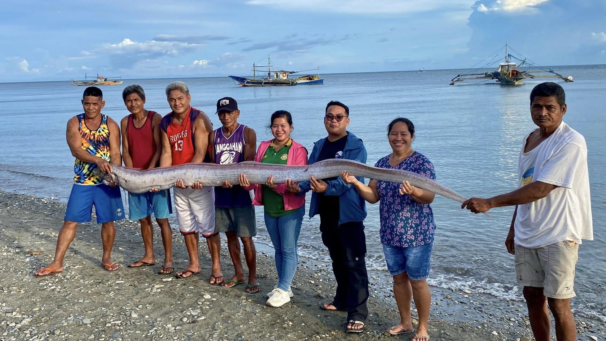 漁民展示3.5米長巨型地震魚屍體。(互聯網)