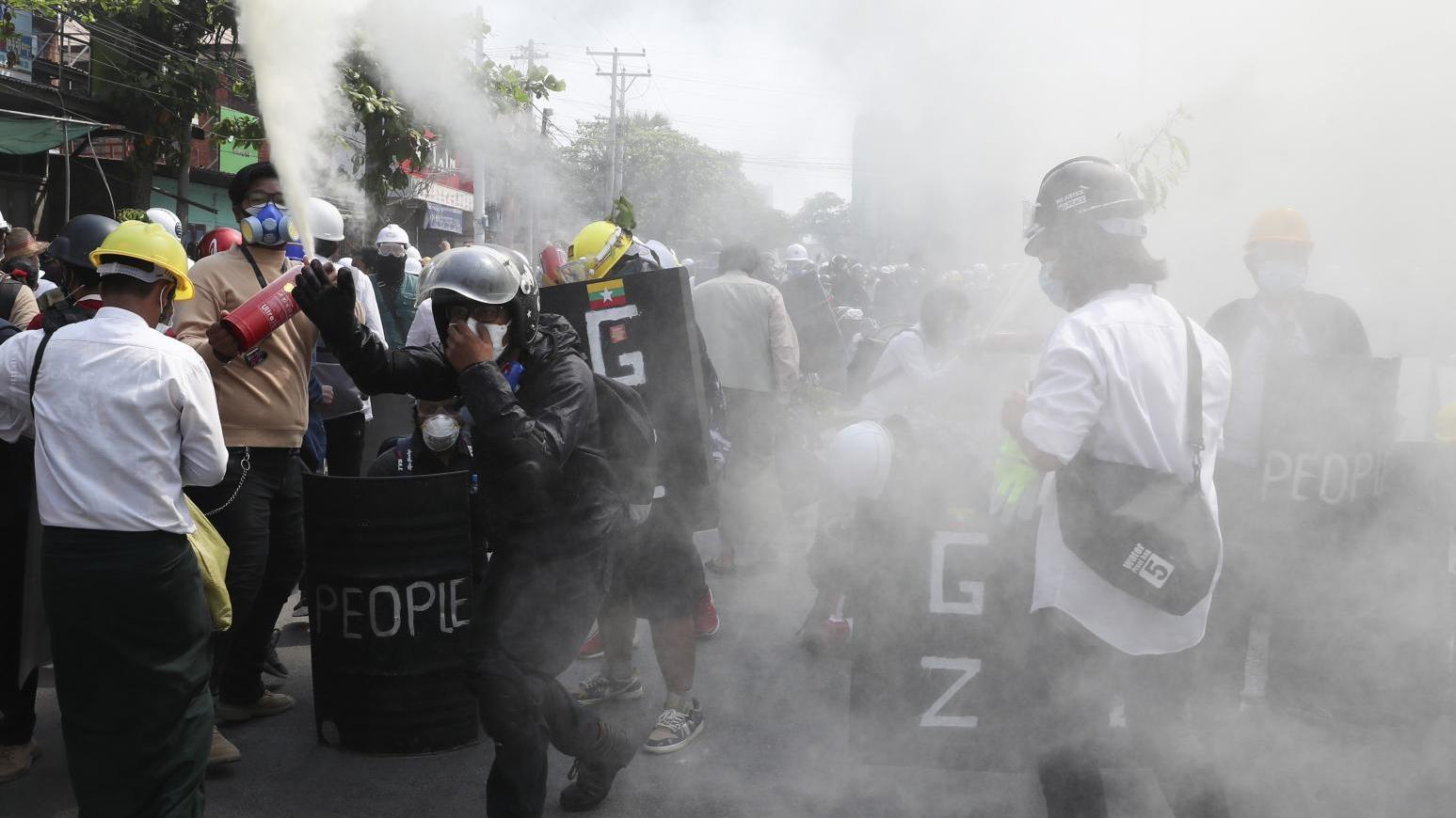 緬甸反政變抗議者在示威活動中與警方發生衝突。（資料照／美聯社）