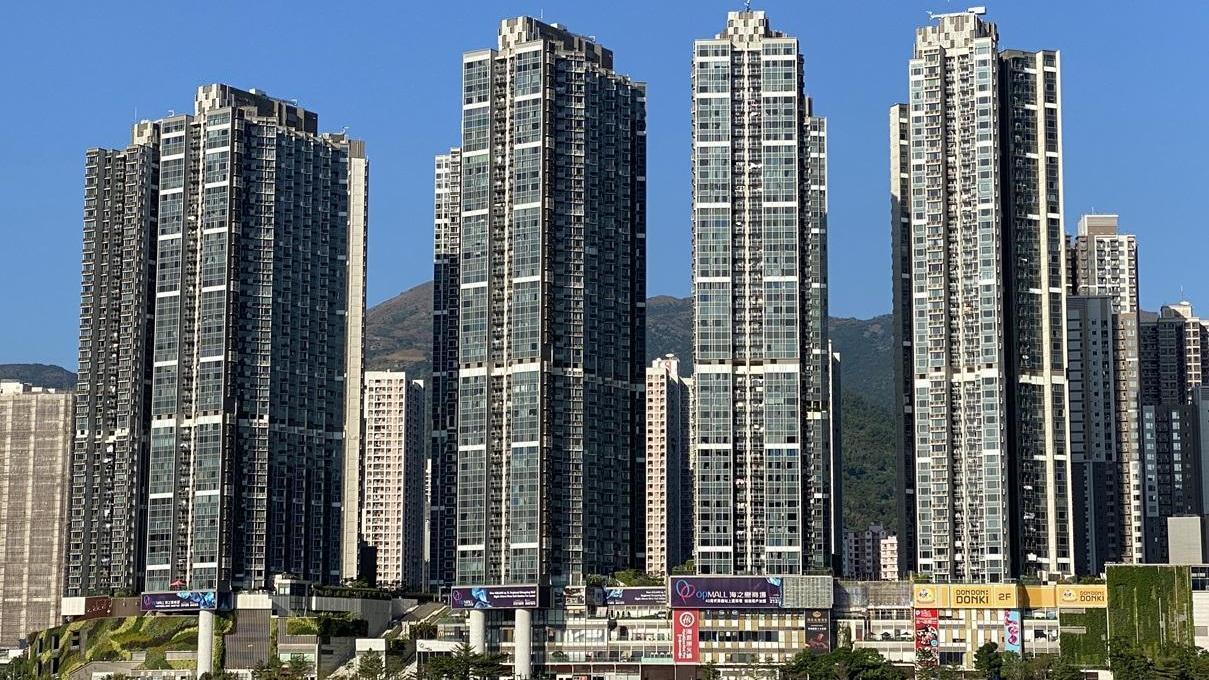 換樓客睇樓兩年終入市，斥1,550萬元購荃灣海之戀愛炫美套三房海景戶，一手原業主8年蝕92萬元。