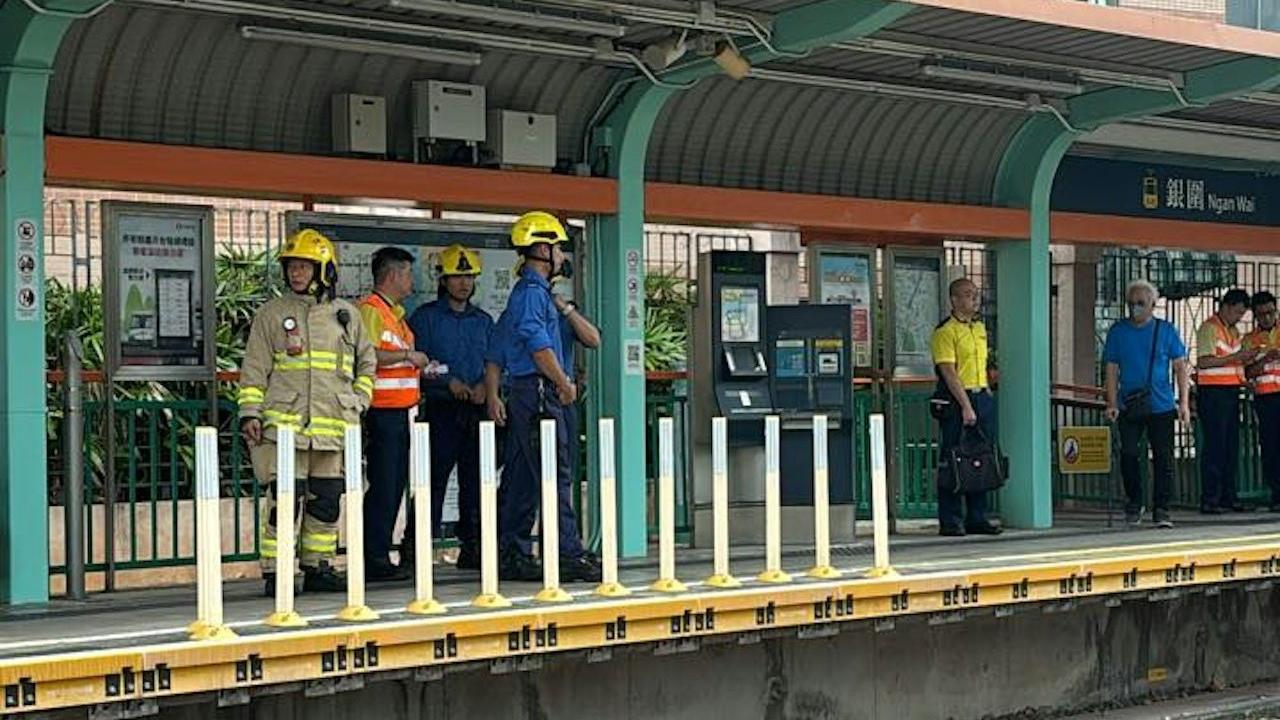屯門銀圍站輕鐵列車急剎停，在場有消防員戒備(FB真屯門友群組圖片)