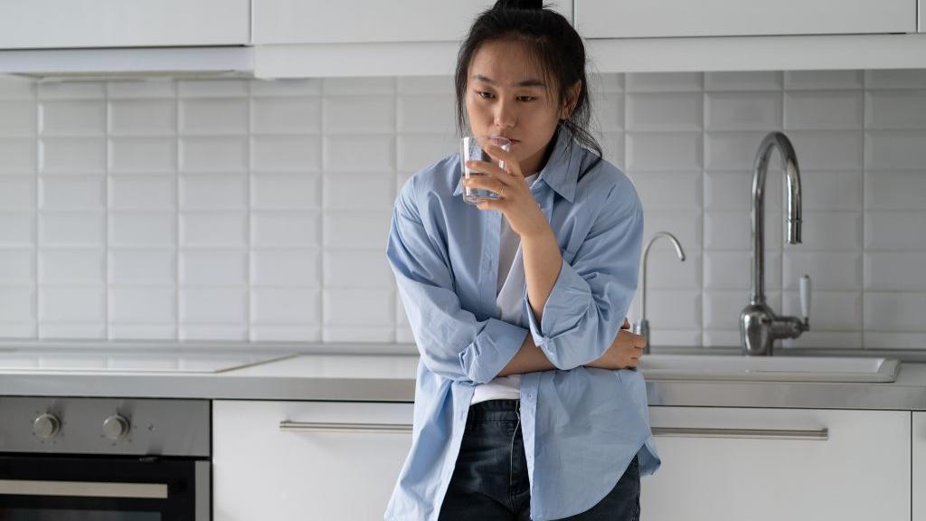 林軒任醫生說明，有研究顯示，輕度脫水(體重減少 1%至2%)就可能讓人注意力下降、心情煩躁，甚至影響運動表現。