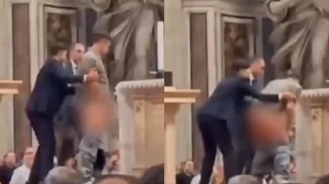 男子在梵蒂岡聖伯多祿大教堂聖壇旁邊突然脫褲小便，保安員上前阻止。(互聯網)