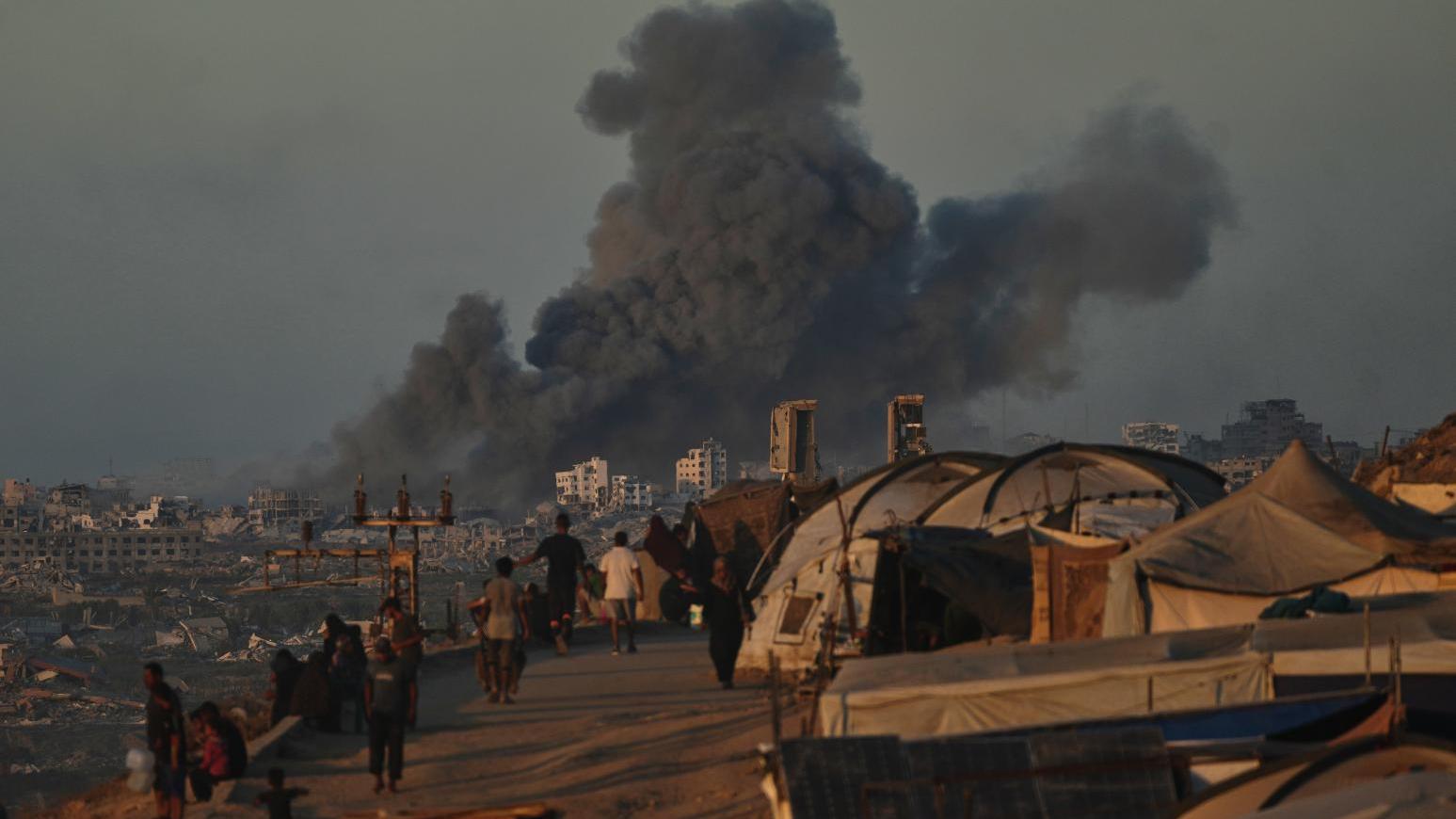 由於哈馬斯表態接受和平計畫的部分內容，特朗普要求以色列停止轟炸加沙。（圖／美聯社）