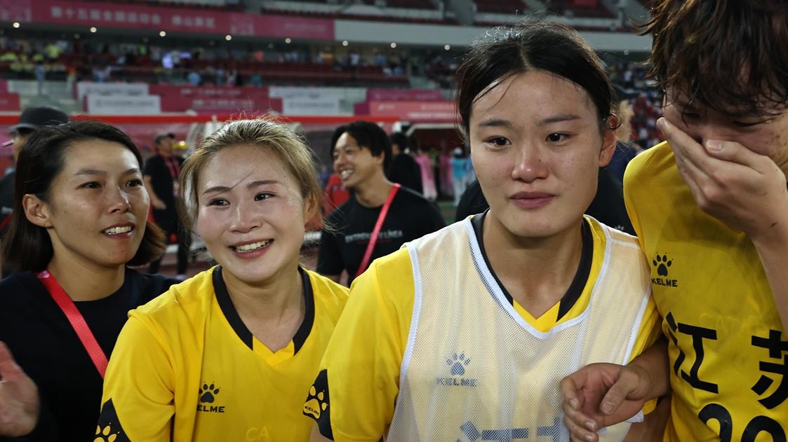 香港女子教練陳婉婷（左）帶領江蘇隊獲得金牌。(新華社)