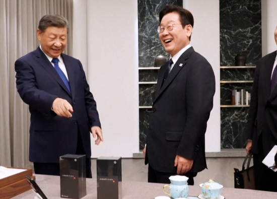 習近平向李在明夫婦贈送小米旗艦的曲面手機和文房四寶。李在明開玩笑問習近平小米手機通訊保安如何，習近平則回答「你看看有沒有後門」，二人及在場人士大笑。