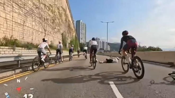 白衣車手被私家車撞倒。(網上影片截圖)