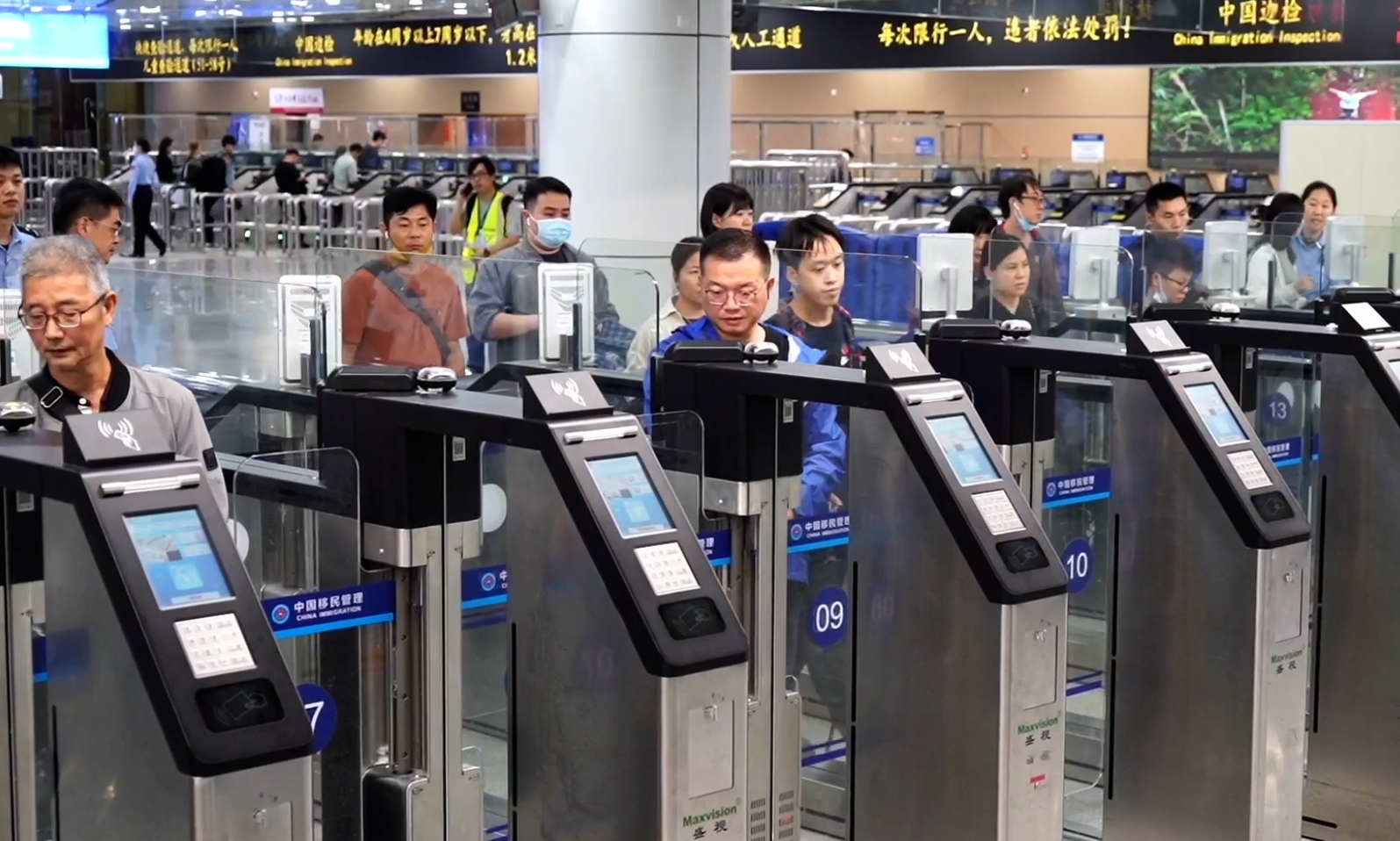 國家移民管理局公布涉及港澳台人員往來及過境免簽口岸擴容的10項措施，包括皇崗、羅湖、蓮塘、福田、文錦渡，珠海橫琴、港珠澳大橋等多個內地口岸，本周三起推廣應用智能通關。